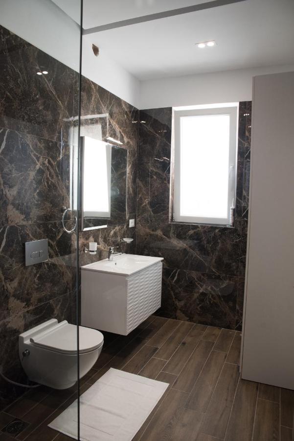 Panda Apartament Korce Esterno foto