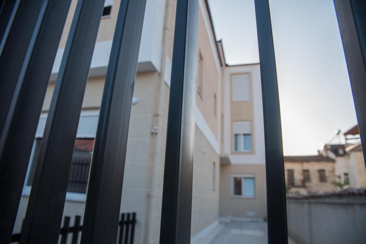Panda Apartament Korce Esterno foto